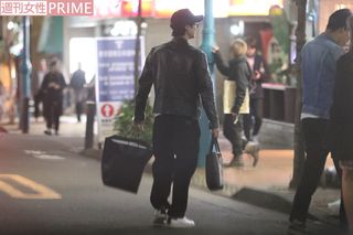 周囲を気にする素振りもなく、仲間たちと楽しそうに話す宮田俊哉