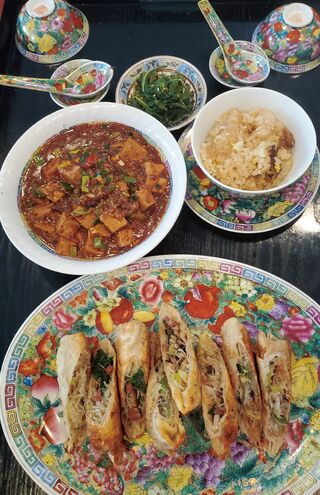 「花山椒いっぱいの激辛麻婆豆腐。春巻き、おこわ、ヨモギのゴマ和え。」（2020年6月28日）