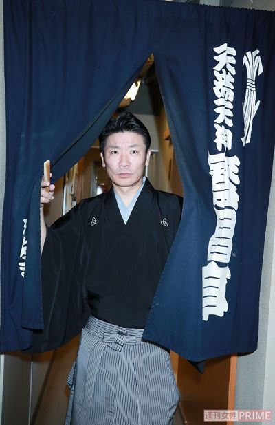 楽屋前にある暖簾をくぐる。師匠クラスも出演するとあり舞台裏でも気が抜けないのか、真剣な面持ち　撮影／森田晃博