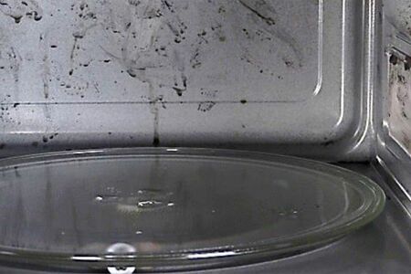 電子レンジ庫内が汚れている様子（提供元：NITE）