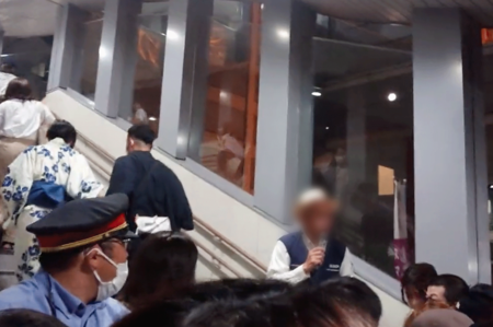 8月11日に京都府亀岡市で開催された「保津川市民花火大会」では駅に大量の人が押し寄せて（Twitterより）