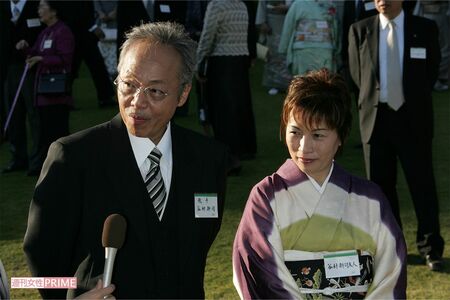 秋の園遊会に参加する谷村新司さんご夫妻（2006年）