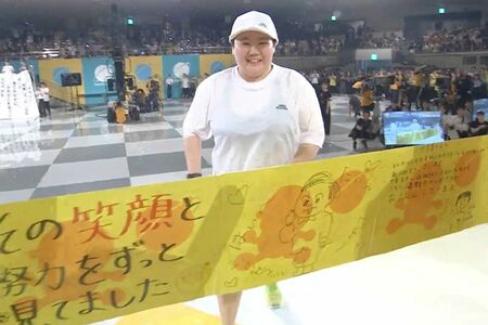 『24時間テレビ』マラソンゴール時のやす子の様子（番組公式Xより）