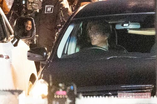 『風間公親─教場0─』の撮影に臨む木村拓哉。ミラーに映り込むのは坂口憲二（2023年）