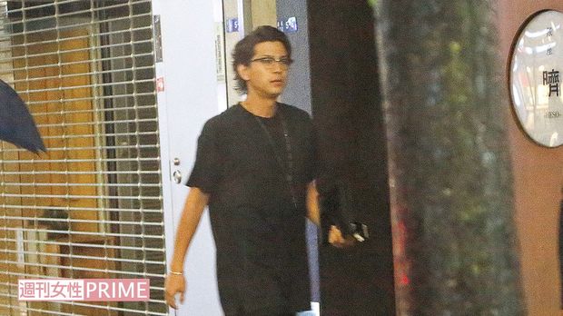 三浦は歩いて会場入り