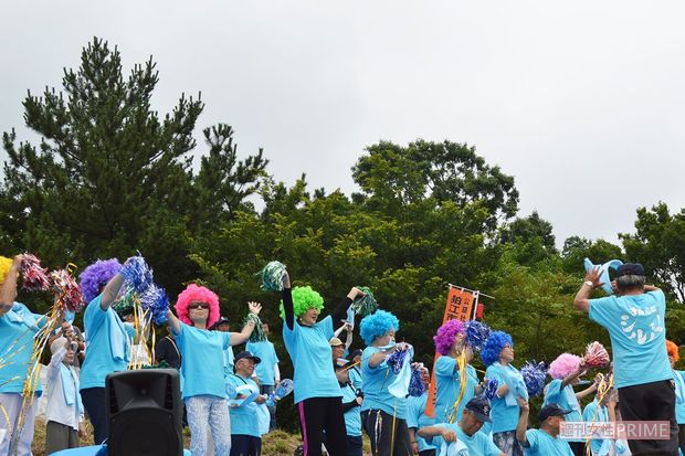 多摩川いかだレースでの大応援団。みんなで心ひとつに応援します