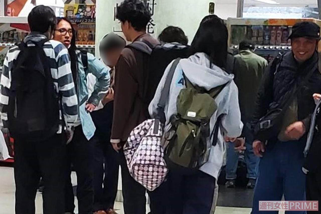 布川（左から2番目）と話し込むロッチのコカド（左端）と流れ星☆のちゅうえい（左から3番目）。みちお（右端）の姿もあった