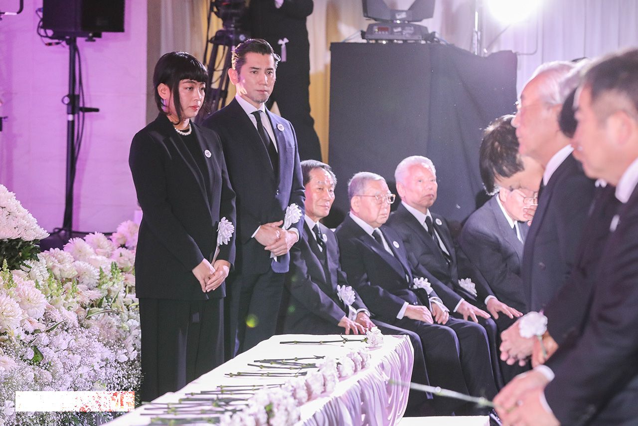 弔問客を迎える本木雅弘と也哉子