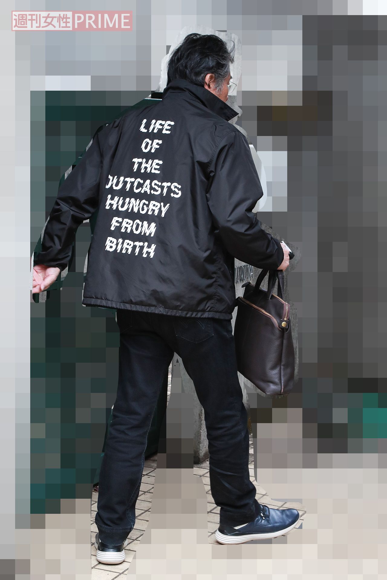 若々しいファッションも様になる古谷一行