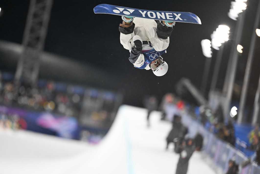 ミラノ・コルティナ五輪のスノーボード男子ハーフパイプで金メダルを獲得した戸塚優斗　撮影／JMPA