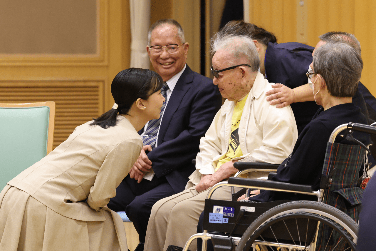 国立ハンセン病療養所「大島青松園」で、入所者と目の高さを合わせて懇談（2025年10月3日）