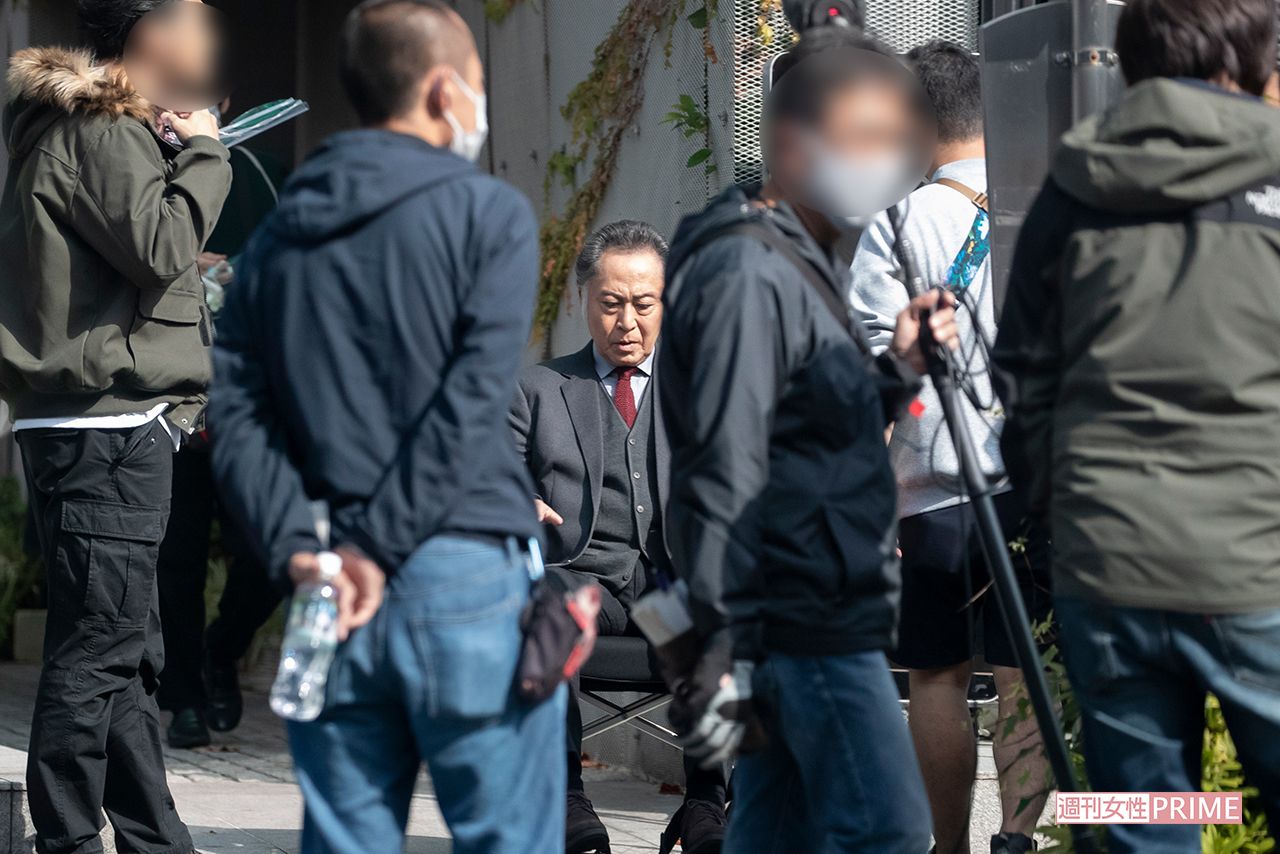 『記憶捜査２』のロケ現場で待機する北大路欣也