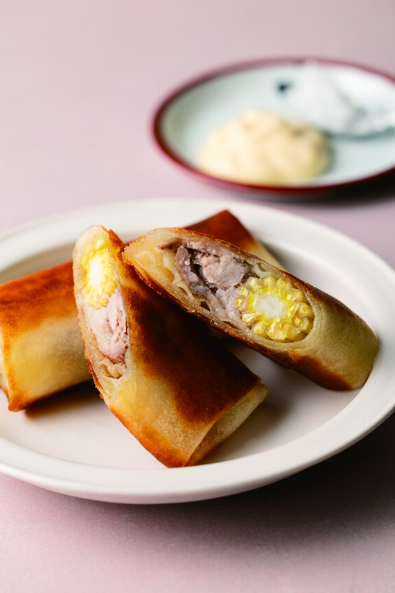 豚肉とベビーコーンの 春巻き（撮影／よねくらりょう）