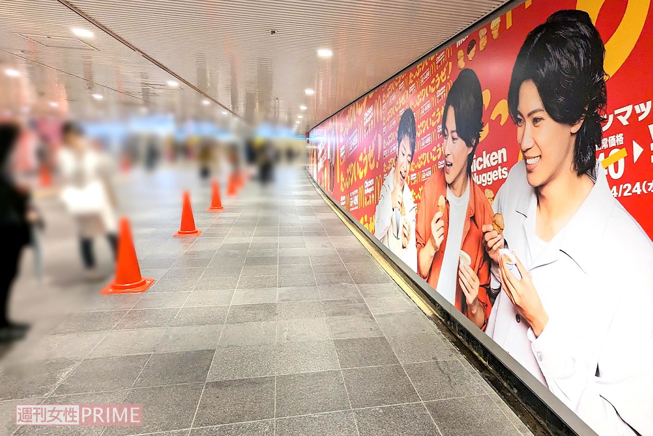 渋谷駅地下道に登場したNumber_iのマクドナルド巨大広告（編集部撮影）