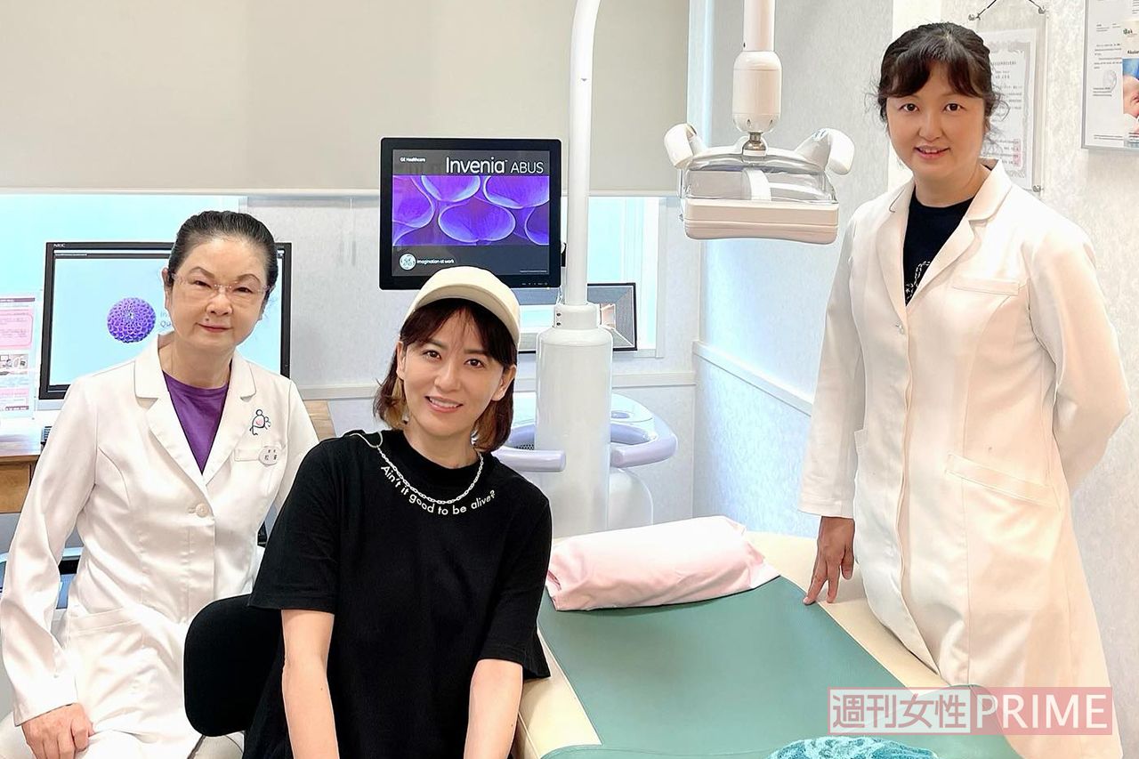 信頼する主治医の先生たちと。入院中に、最新の装置で乳がんの検査も行ったという。「忙しいとついつい後回しにしがちですが、こまめに検診を行うことが最も大事かと思います」