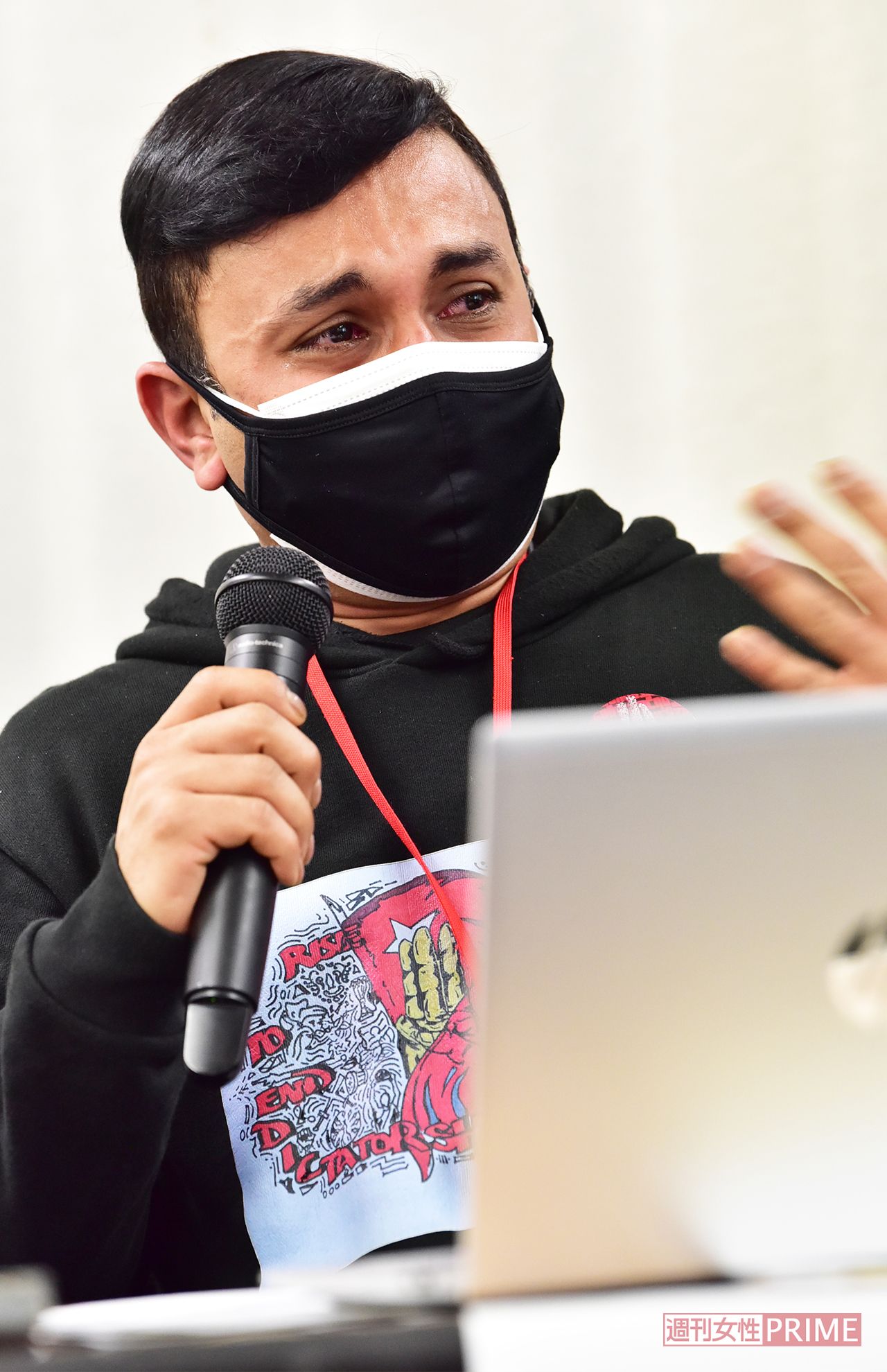 「先月、バングラディシュに避難していた父親が病気で亡くなりました。病気と知っていたけれど、何もしてあげられなかった。仮放免だから」と涙ながらに訴えたミャンマーを追われたロヒンギャのミョーチョーチョーさん（撮影／畔柳ユキ）