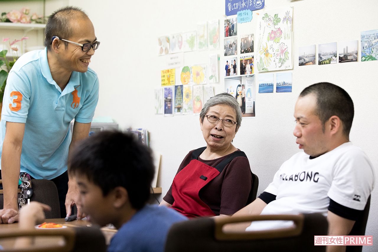 元少年らとカレーの会で談笑する中澤さん