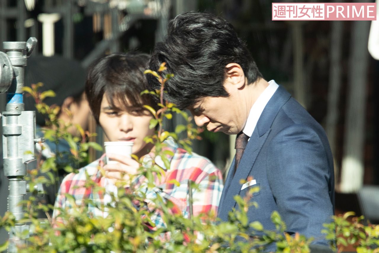 共演者の佐々木蔵之介と話す山田涼介