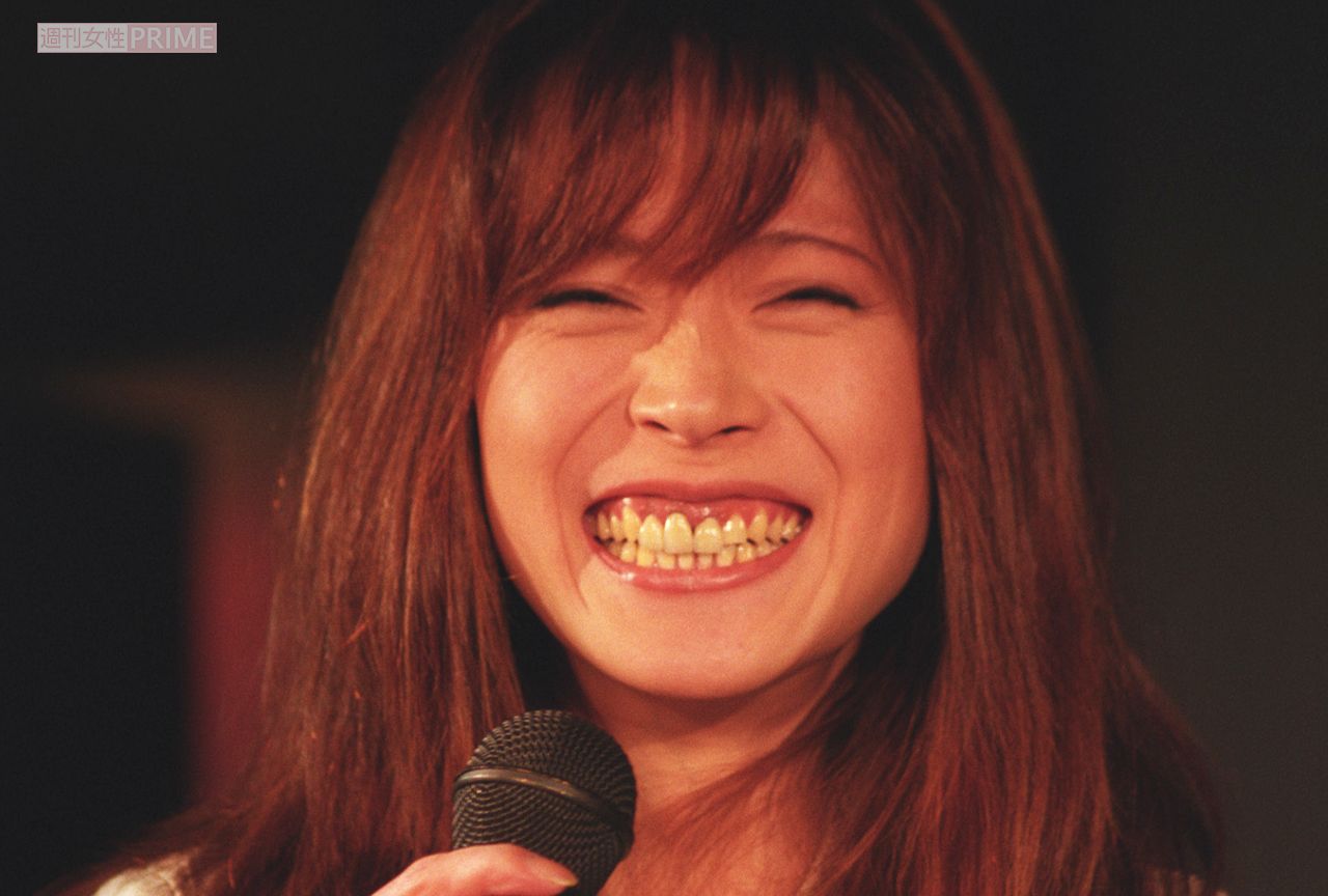 満面の笑みを浮かべる中森明菜。ハート形の口もチャームポイントだ