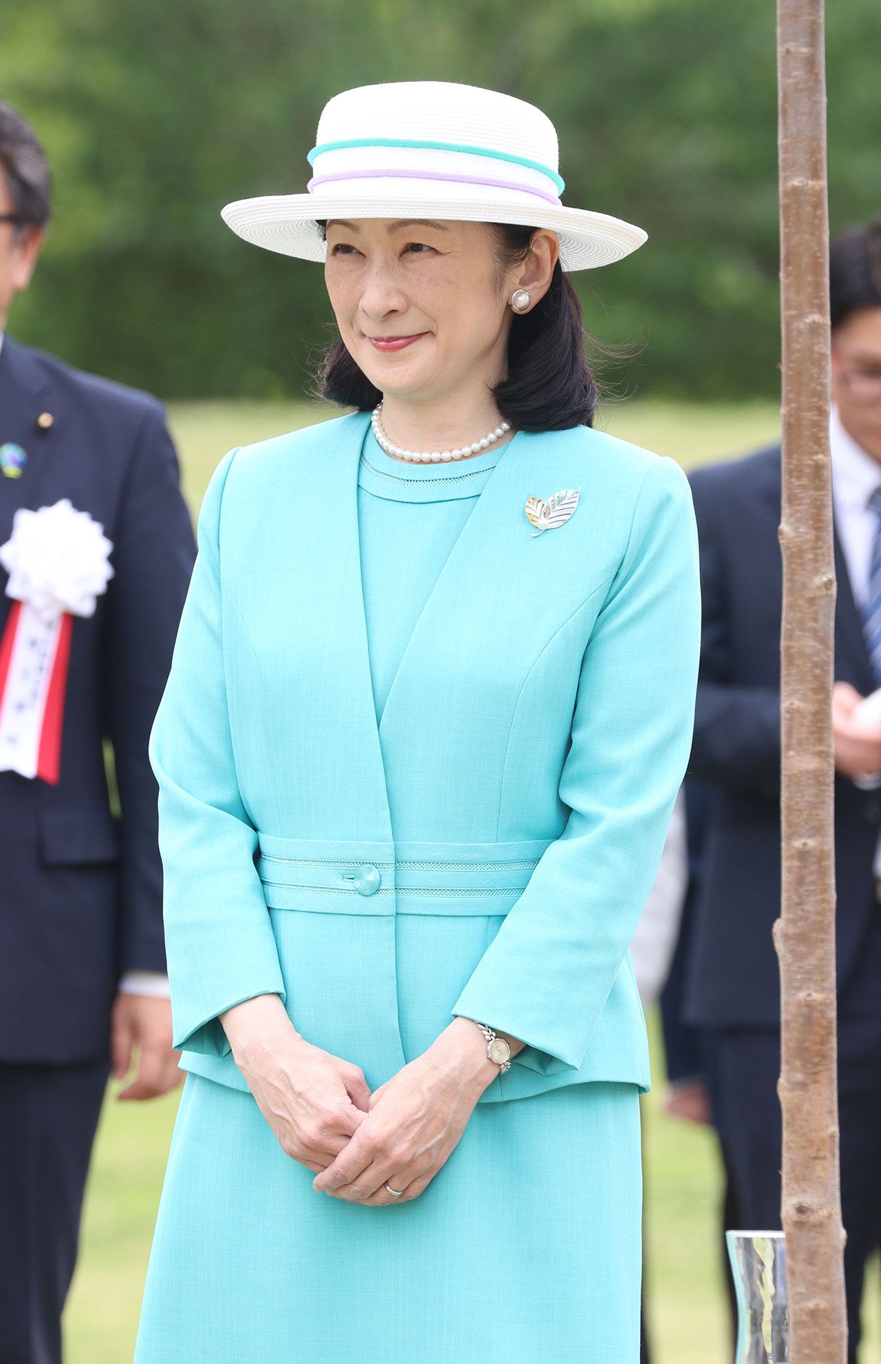 ブレスレットがリーフモチーフになっている時計をつけられた紀子さま