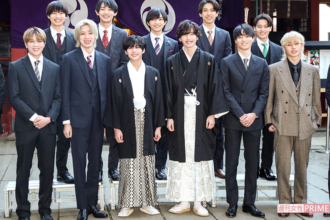 2023年1月、ジャニーズ成人式（前列左から）佐々木大光、佐藤龍我、長尾謙杜、道枝駿佑、作間龍斗、猪狩蒼弥、（後列左から）小柴陸、内村颯太、川崎皇輝、深田竜生、安嶋秀生