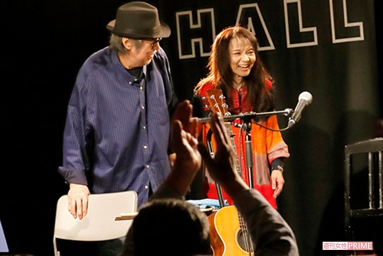 山崎ハコ（右）