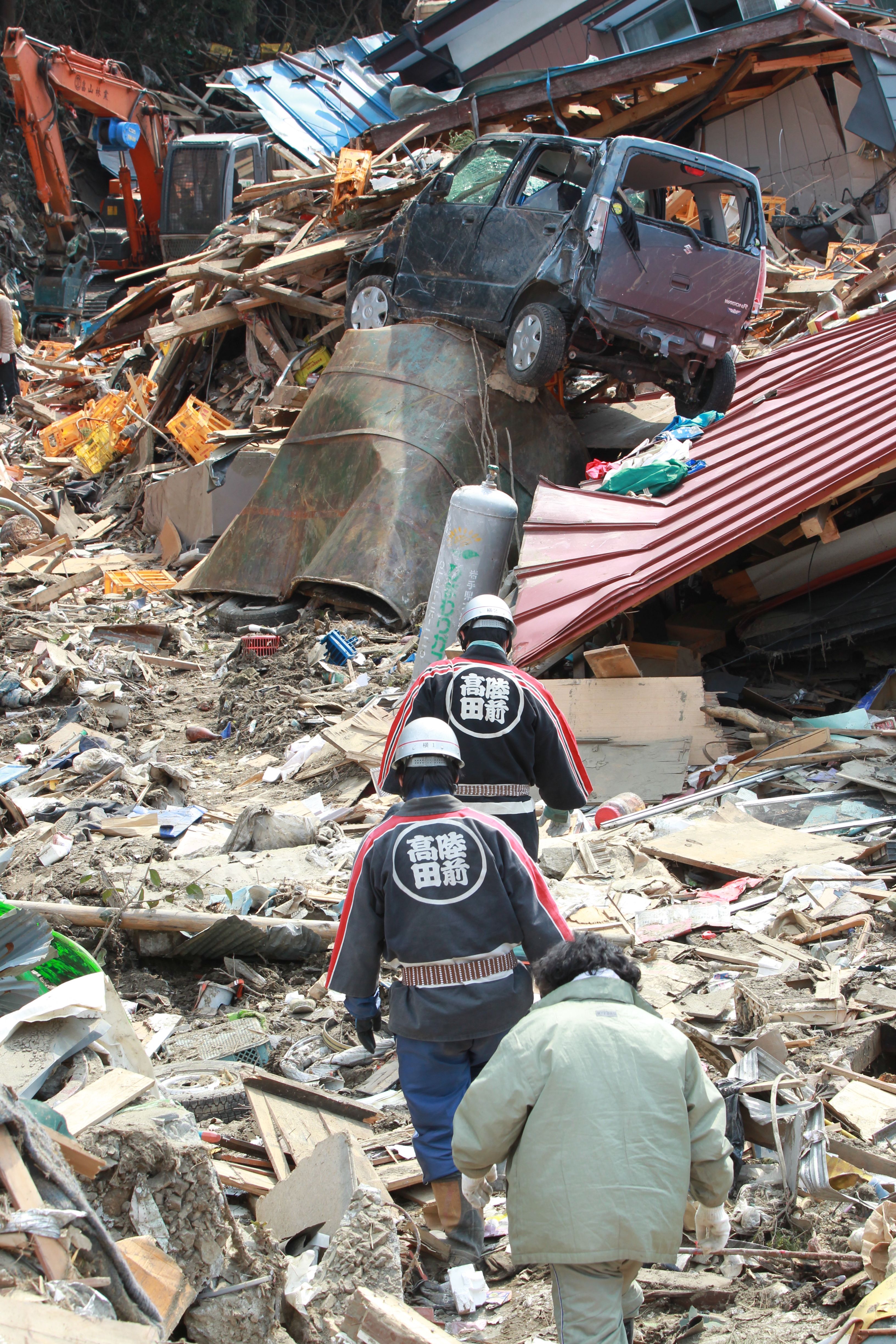 被災地で出会ったとある姉妹。この日は、初めて重機を使って行方不明となった高齢の母親の捜索が行われた（このあと、遺体が見つかった）（陸前高田市、2011年3月29日〜4月1日））