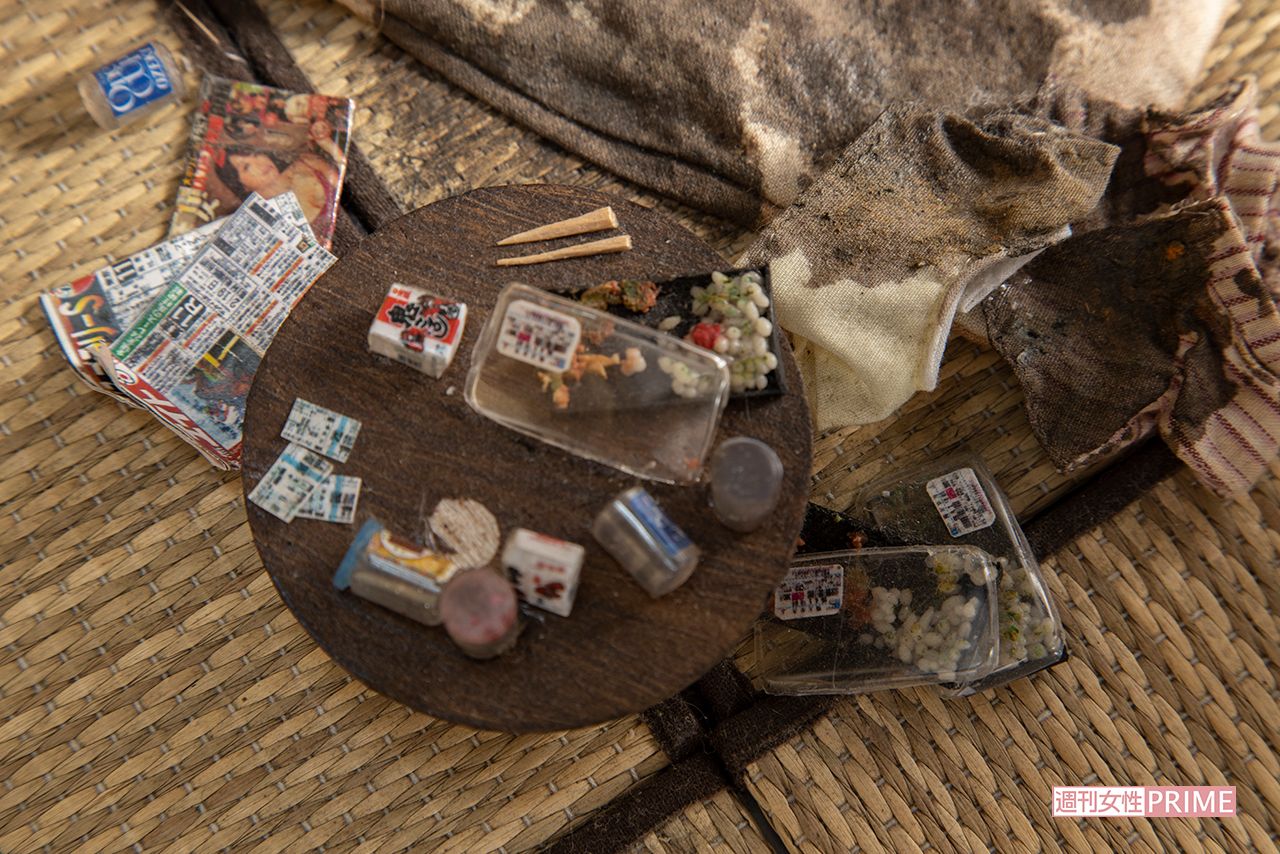 散乱する空のカップ酒や馬券、エロ本、中身がカビた弁当も（小島美羽さん作）撮影／齋藤周造 