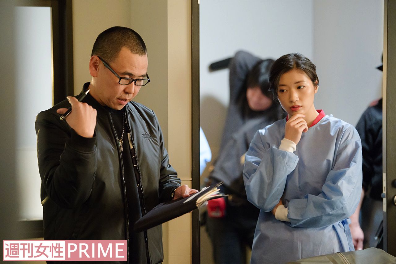 この日は第5話（2月2日放送）の撮影。本番前に動きを確認しながら、監督と綿密な打ち合わせを行う相楽樹　撮影／渡邉智裕