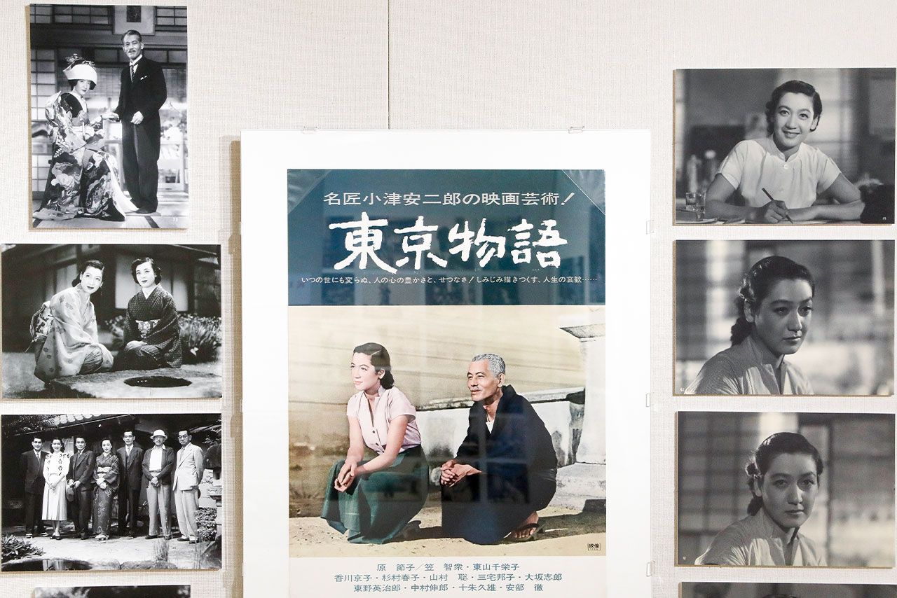 会場には、原さんの代表作『東京物語』をはじめ出演作品の変遷をたどれるとともに、数多くのスチールが展示されている