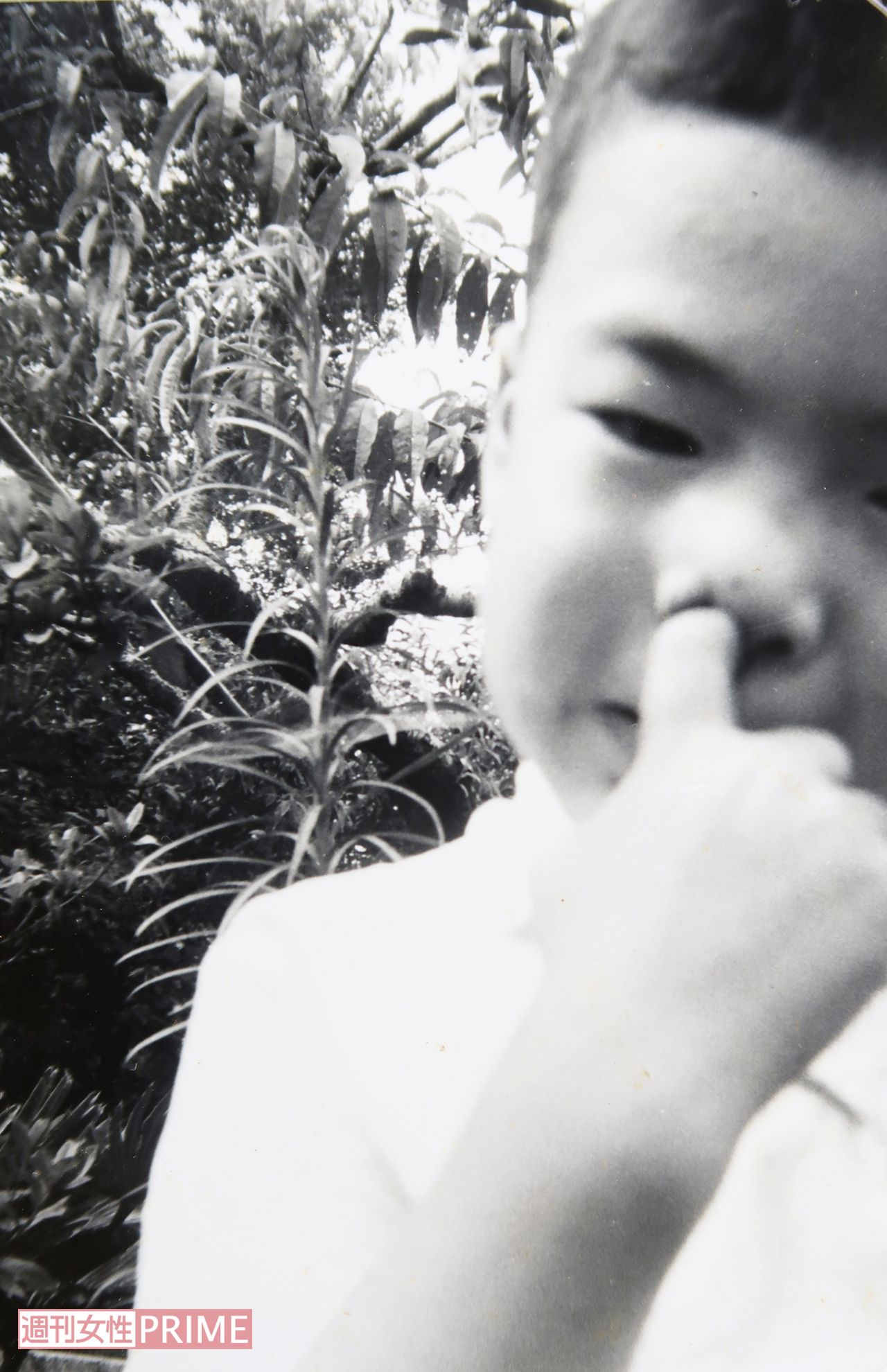 鼻の穴に指を突っ込んでおどける容疑者。幼少期は快活なところもあったよう（兄提供）