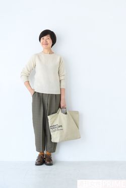 着こなしのバランスは上半身：下半身＝1：2が目安。身長160cmの金子さんはトップス52cmがベスト丈