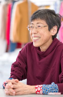 『時効警察』では警察官のスーツを考案した西さん。色みに差をつけて課の雰囲気の違いを演出したという。「麻生久美子さんは花形の交通課なので、パキッとした明るいブルーの制服に。オダギリジョーさんたちが着る時効管理課は濃いめの色にしました」　撮影／伊藤和幸