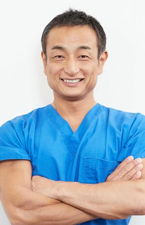 吉原潔先生●整形外科専門医、フィットネストレーナー。50歳を過ぎてからスクワットをきっかけにメタボ体形から脱却。ベストボディコンテストでの受賞多数。近著に『ドクターズスクワット』（アスコム）が。