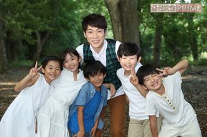 子どもたちとも共演。「ヘン顔、何百種類もできるんだよ」と言う子どもに対して「じゃあ、今度教えてもらおうかな!」　撮影／齋藤周造