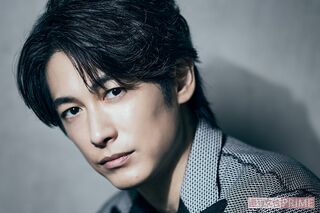 ディーン・フジオカ〈撮影／廣瀬靖士　ヘアメイク／花村枝美（MARVEE）　スタイリング／ISON KAWADA（IMPANNATORE）　衣装協力／TAE ASHIDA（jun ashida）〉
