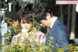 共演者の佐々木蔵之介と話す山田涼介