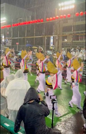 大雨の中、強行開催された徳島市の阿波おどり（ツイッターより）