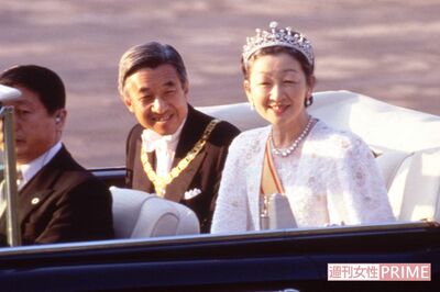 平成2年11月、即位の祝賀パレードを行われる上皇ご夫妻。ロールスロイスのオープンカーに乗られて、多くの国民からの祝福された。