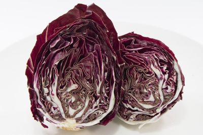 日本には80年代に輸入され始め、国内でも栽培する地域が増えてきているトレビス。日本ではレッドレタスとも呼ばれている