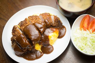 オムライス×トンカツ、サラダ×ライスのご当地グルメとは？