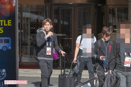 2019年3月20日、ホテルを出てアリーナへ向かう田中刑事（左）と宇野昌磨（右から2番目）