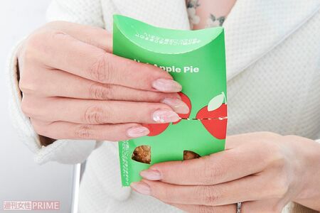 「サイドオーダーのパイ」食べ方1：軽く押して中身を均等に　撮影／山田智絵