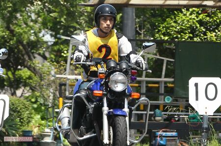 2012年、自動車学校でバイク教習を受ける錦戸亮