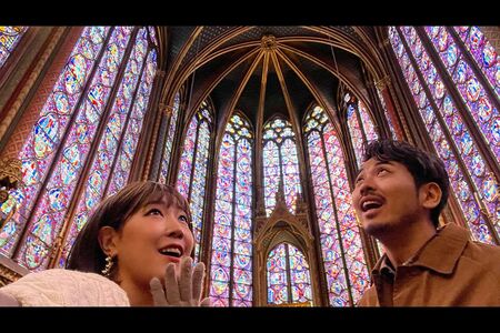 パリ中心部のサントシャペル教会では一面のステンドグラスに「サニージャーニー」の２人とも大感動！