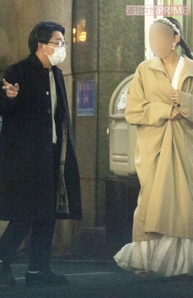 空気階段・水川かたまり結婚式　ドレス姿の桜子さん(右)と談笑するオズワルド伊藤(左)