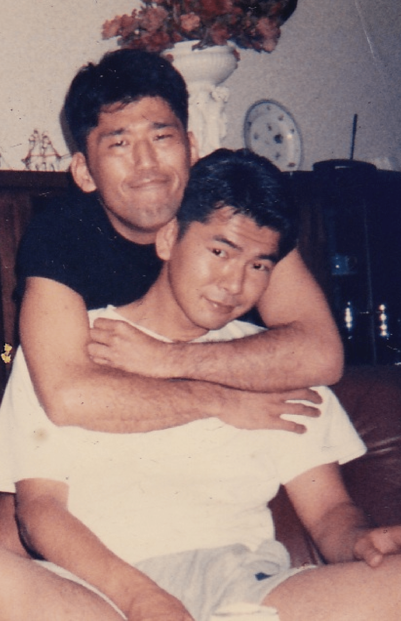 歌川さんに家族の温かさを教えてくれた“大将とかなちゃん”夫妻。大将になつく歌川さんはまるで猫のよう