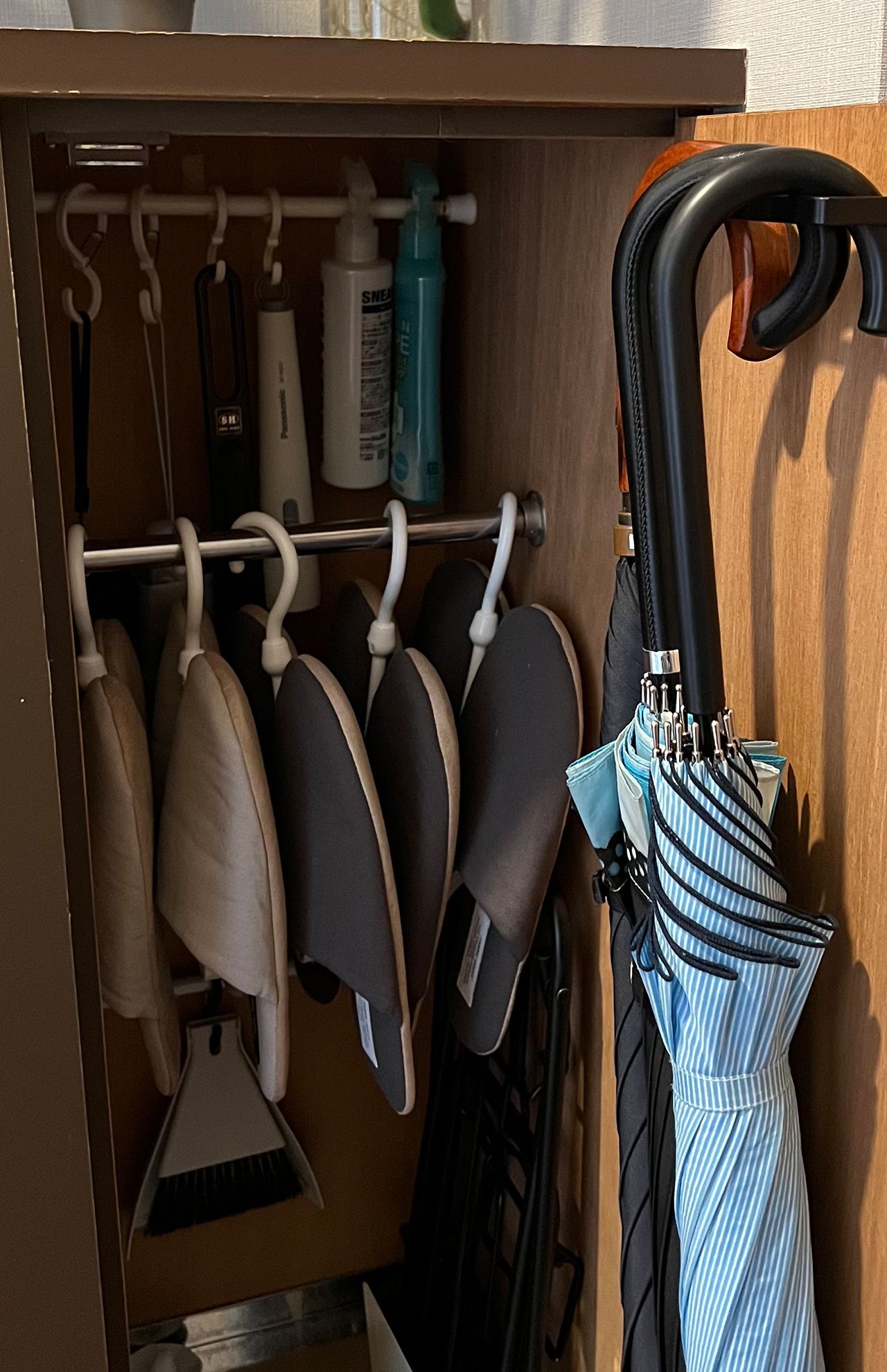 玄関にある棚の中につっぱり棒を設置し、消臭スプレーや懐中電灯、靴ベラをつり下げて収納。取り出しやすく戻しやすい