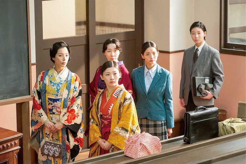 明律大学法学部に進学。花岡（岩田剛典）や轟（戸塚純貴）らと 出会う（『虎に翼』16話）