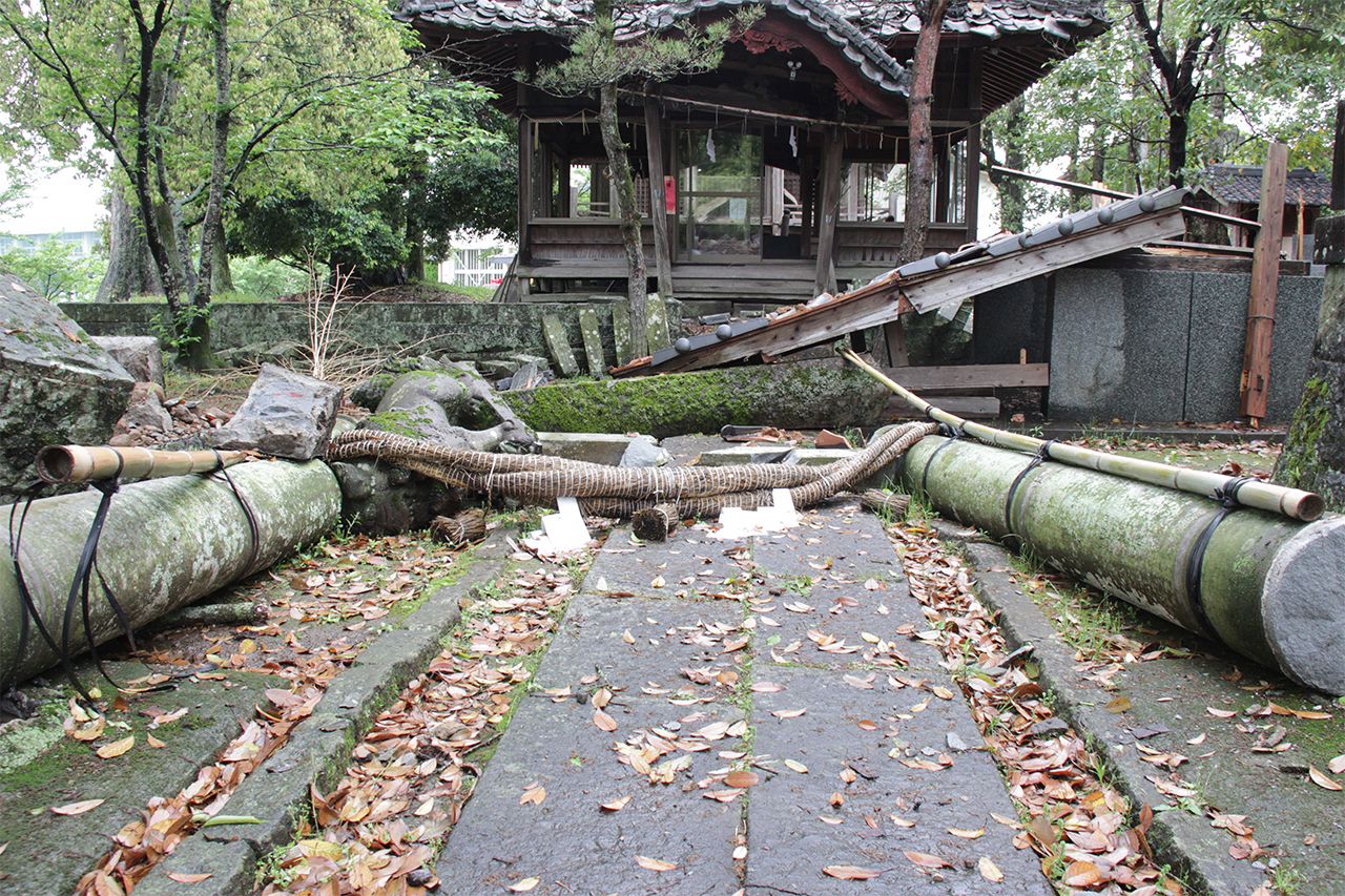 地震で被害を受けた下高野神社